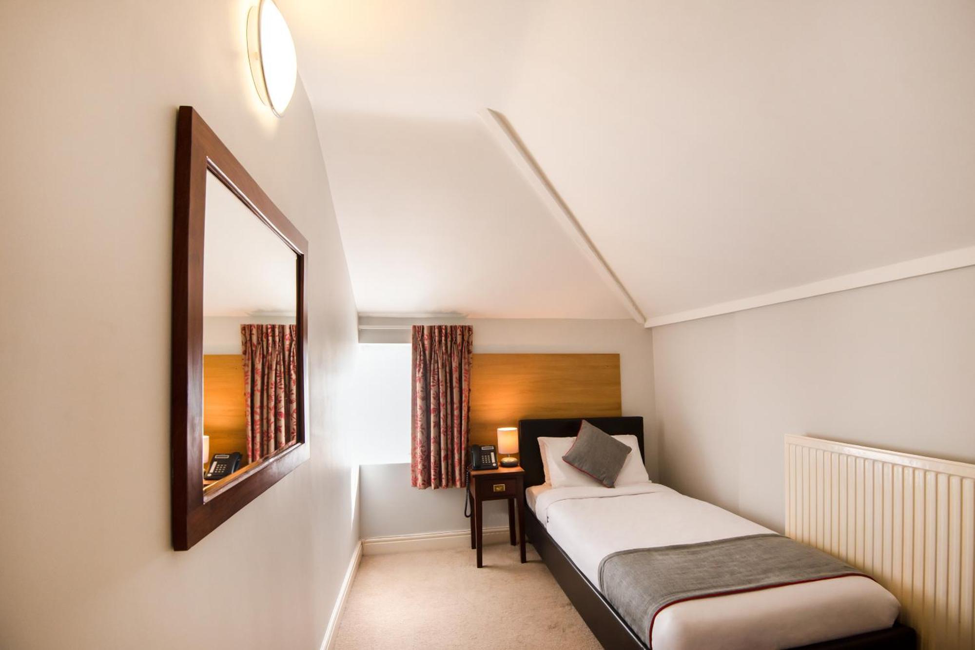 Oyo The Regency, Clifton Hotel